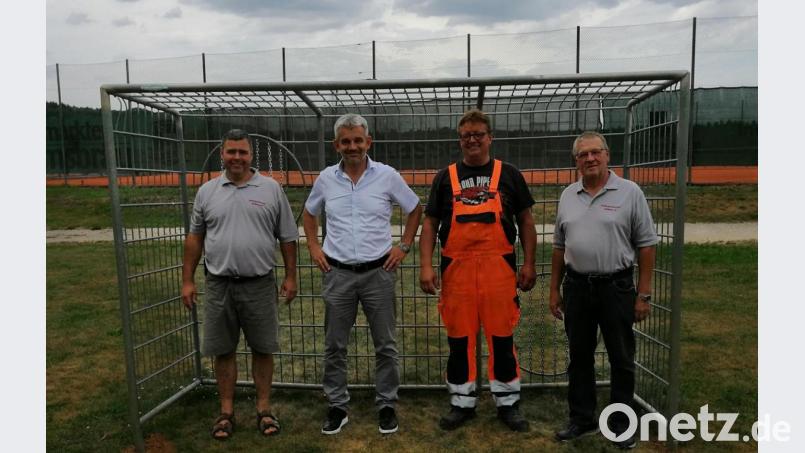 Nach getaner Arbeit (von links) Siedlervize Frank Zink, Bürgermeister Roger Hoffmann, Bauhofmitarbeiter Manfred Schwab und Siedlervorsitzender Wilhelm Kerstner. Bild: exb