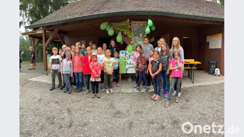 Die Teilnehmer der Ferienaktion auf dem Sportgelände in Fürnried. Bild: exb