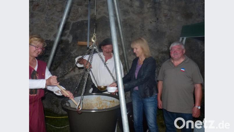 Eine Portion Rittersüpplein holt sich Bürgermeisterin Brigitte Bachmann ab. Rechts der Vorsitzende des Fördervereins, Richard Pilhöfer. Bild: fm