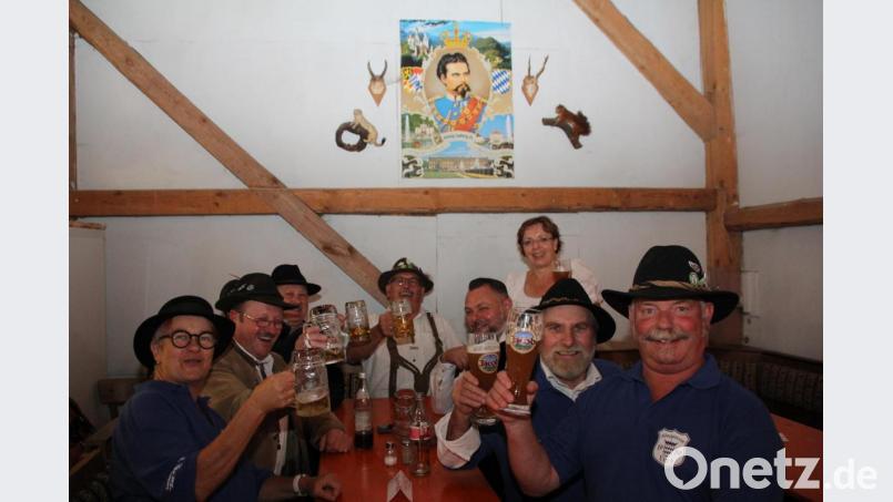 Gutgelaunt ist auf den "Kini "(oben) angestoßen worden Bild: frd