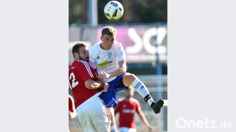 In diesem Luftkampf hat SVE-Stürmer Johannes Pötzl (links) nichts zu bestellen. Der SV Etzenricht kassierte völlig überraschend gegen den bis dato sieglosen TuS Kastl eine 1:2-Heimniederlage. Bild: A. Schwarzmeier