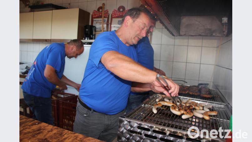 Viele Mitglieder des FSV Tirschenreuth arbeiteten ehrenamtlich mit, so wie hier im Bratwurststand.. Bild: kro