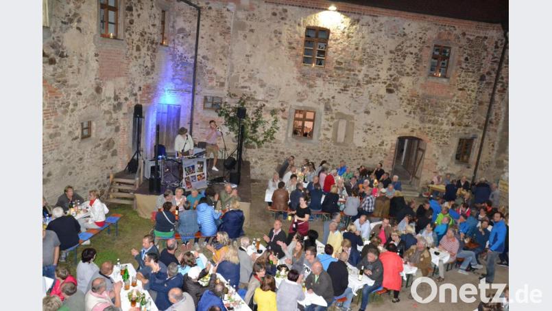 Viele Besucher kamen zum Weinfest im Schloss Burgtreswitz. Das Duo „Benni &amp; Ritsch“ spielte den ganzen Abend bestens auf und wurden mit Beifall belohnt. Bild: gi