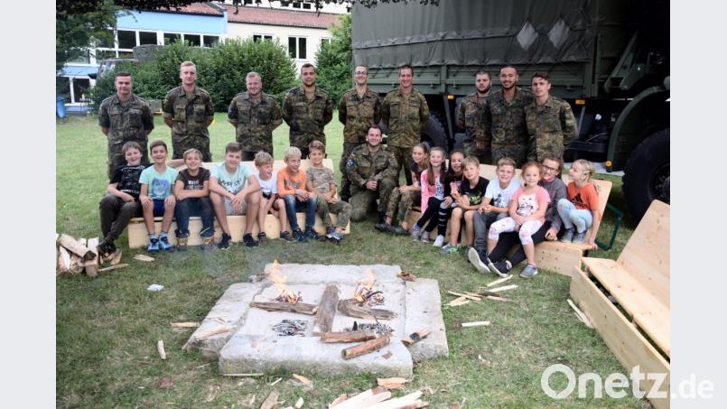 Die 1. Kompanie des Logistikbataillons 472, die Pateneinheit des Marktes Schmidmühlen, hatte unter der Leitung von Hauptfeldwebel Benedikt Schorr (rechts) zum Biwak auf das Schulgelände eingeladen. Bild: bö