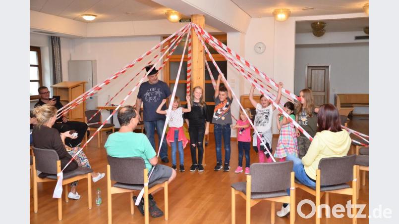 Sein bestes gibt der Theaternachwuchs im &quot;ersten echten Waidhauser Zirkuszelt&quot; unter Regie von Zirkusdirektor Josef Kleber (stehend, links). Bild: fjo