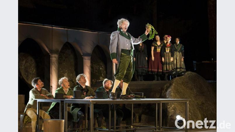 „Zucker“ ist der Stoff, aus dem ein gelungenes Musical für die Luisenburg geschaffen wurde. Und der Wunsiedeler Bürgermeister (Frank Logemann) wirbt euphorisch und voller Pathos für die Frucht der Zukunft – die Zuckerrübe – in seinem Stadtrat. Bild: Dietz/Luisenburg-Festspiele