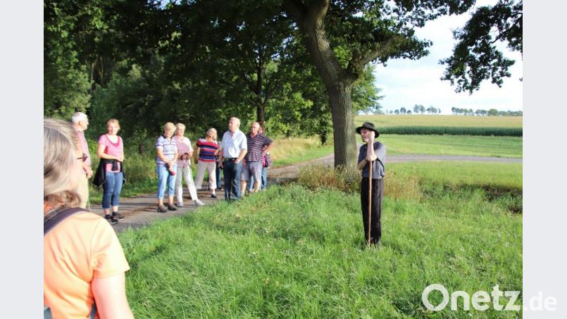 Am Neuweiher angekommen, erzählte der Geistliche das Märchen vom Lebenswasser. Bild: rpp