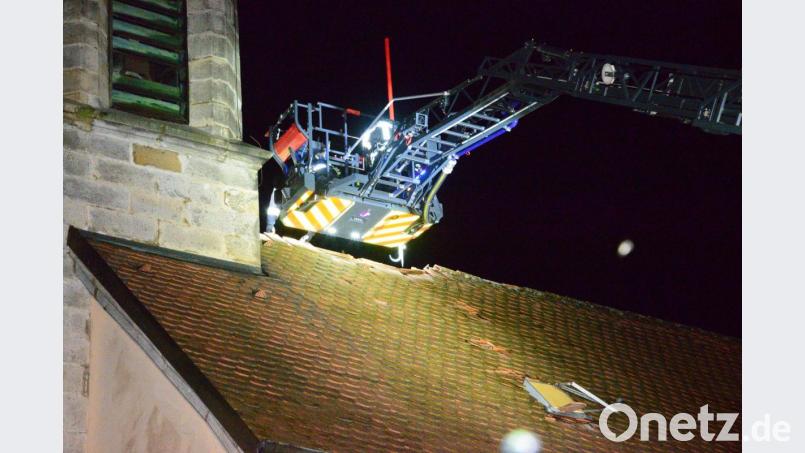 Das Kreuz beschädigte beim Herabfallen das Dach der Kirche in Burgtreswitz. Bild: bey