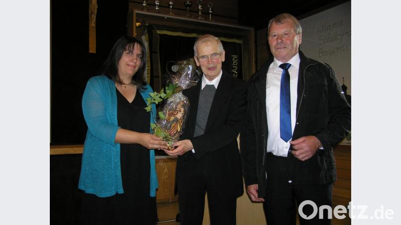 Verena Heinl (links) und Kirchenpfleger Hans Richtmann (rechts) überreichten Pfarrer Hans Riedl als Erinnerung an Neusorg eine Statue der Patrona Bavariae. Bild: öt