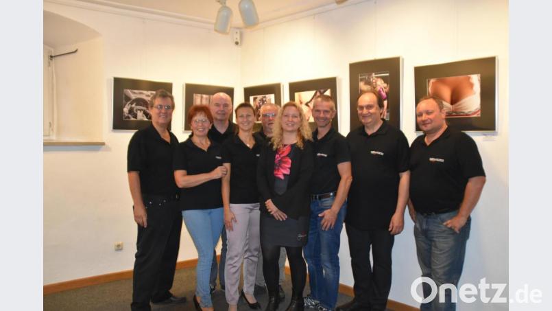 Die beteiligten Fotokünstler an der Ausstellung &quot;...und führe uns nicht in Versuchung&quot; mit Präsidentin Zaneta Weidner (Vierte von rechts). Bild: hcz
