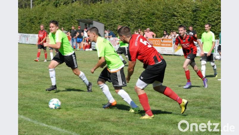 Der ATSV Tirschenreuth (rote Trikots) feierte gegen den TSV Bärnau einen klaren 3:0-Erfolg. Bild: gb