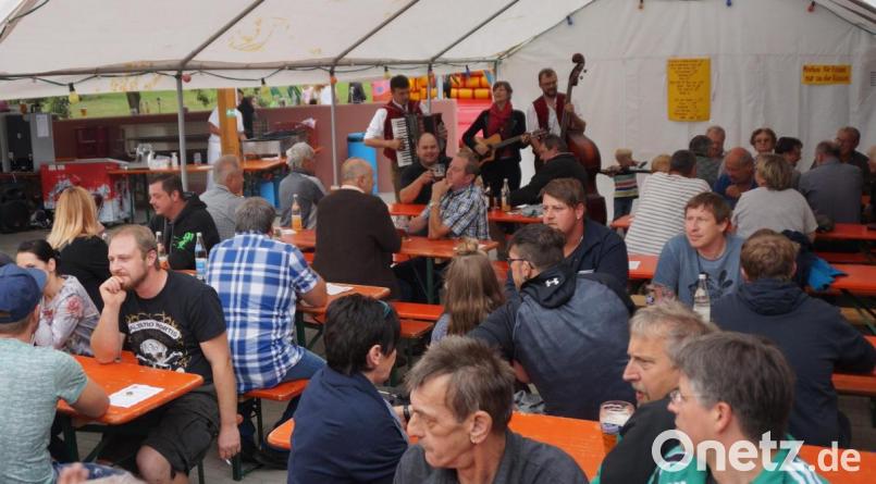 Gutes Essen, süffiges Bier, voll besetzte Tische und zünftige Musik waren die Garanten für ein gelungenes Gartenfest der Feuerwehr Bach, das Vorstand Peter Schwendner mit seinem eingespielten Team vorbereitet hatte. Bild: weu