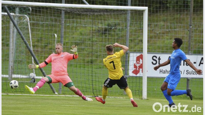 12. Spielminute: Der von der DJK Ammerthal zum SV Hahnbach zurückgekehrte Stürmer Tobias Hüttner (Mitte) bezwingt den Vilsecker Torhüter Michael Ruppert, beobachtet von Deandre Choice (rechts).
Bild: Ziegler Bild: Hubert Ziegler