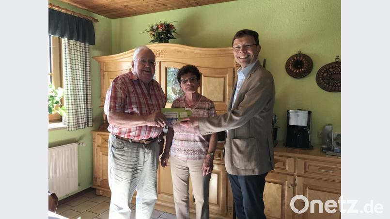 Dekan Dr. Wenrich Slenczka (rechts) hat Heinz Müller als „Lichtblick“ vorgeschlagen; Müller liest nun auf eigenen Wunsch zwei Jahre kostenlos den „Neuen Tag“. Bild: eig