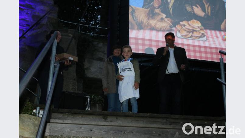 Maximilian Adam gewann eine Original Metzgerei Simmerl Schürze aus dem Film. Bild: sne