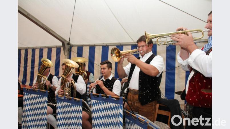 Die Kapelle „Bayerisch Blech“ spielte am Samstagabend zünftig auf. Bild: frd