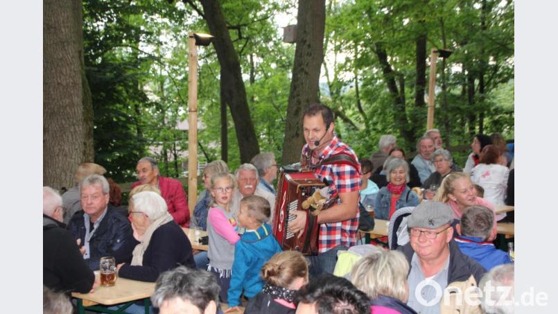 Alleinunterhalter Simon Strohmaier mischte sich immer wieder unters Publikum. Bild: kro