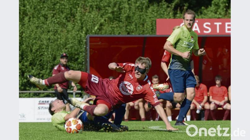 Der Pfreimder Nicholas Schmid (rot) stoppt mit einer akrobatischen Aktion einen Neumarkter Spieler. Die SpVgg verlor das Heimspiel mit 2:5. Bild: ham