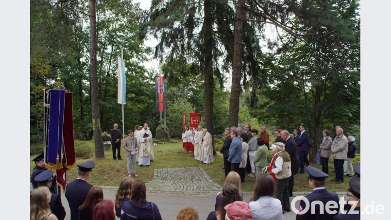 Bürgermeister Gerald Reiter rief bei seiner Ansprache am Sudetenkreuz die Geschehnisse um das Jahr 1946 in Erinnerung. Bild: mmj