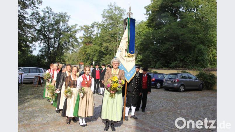 Der Verein formierte sich vor dem Kircheneingang Bild: ral