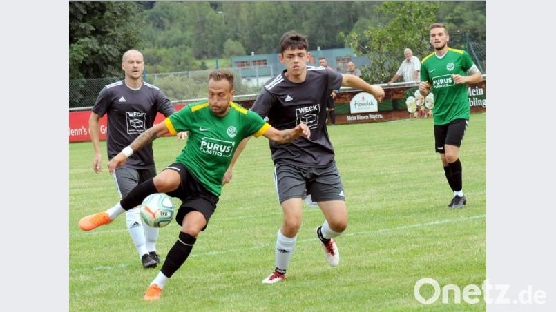Kreisliga-Tabellenführer VfB Arzberg fertigte die SG SV Mitterteich II/SV Steinmühle I mit 6:0 ab. Hier zieht der dreifache Torschütze Martin Brunner (Zweiter von links) vor Tobias Heimerl ab. Im Hintergrund Markus Broschik (SG/links) und Korbinian Lang (VfB/rechts). Bild: heh