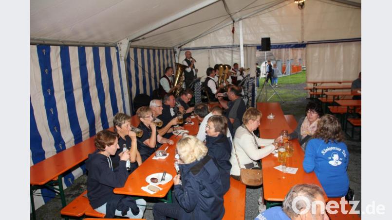 Schon am frühen Abend ließen sich die „Hauserener“(links), die ihr Burgfest schon hinter sich haben, die Schlachtschüssel schmecken, wozu die Kapelle „Bayerisch Blech“ (im Hintergrund) aufspielte. Bild: frd