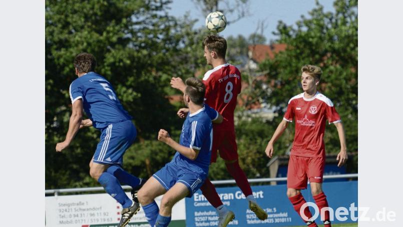Der TV Nabburg (rot) hatte die besseren Chancen und hätte eigentlich gewinnen müssen. Deshalb war das 0:0 für den FC Schmidgaden sehr schmeichelhaft. Bild: ham