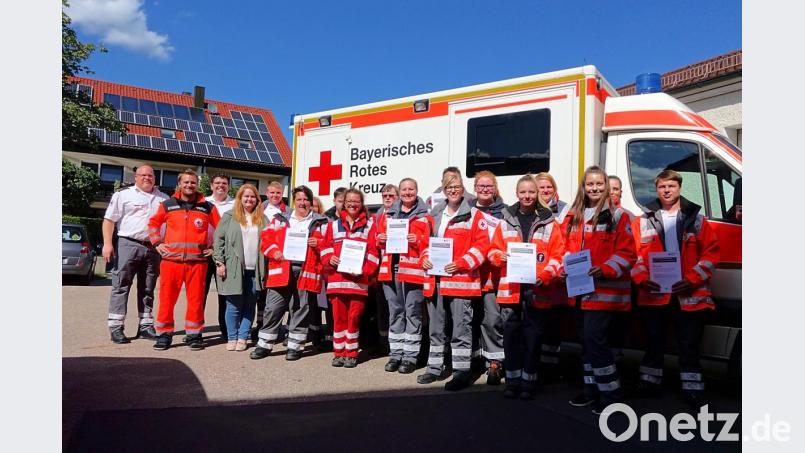 Die 15 neuen Sanitäter des Kreisverbandes Tirschenreuth im Bayerischen Roten Kreuz mit Kreisbereitschaftsleiter Christian Stahl, Lehrgangsleiter Daniel Schenkl, Kreisgeschäftsführer Holger Schedl und Ausbilderin Melissa Pregler (von links). Bild: Bayerisches Rotes Kreuz/exb