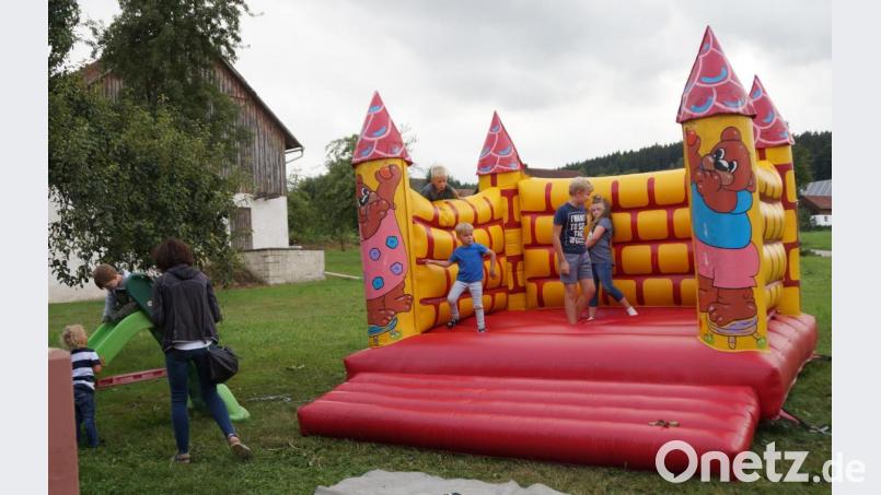 Auch für die Kinder war mit Hüpfburg und Spieleparcours einiges geboten. Bild: weu
