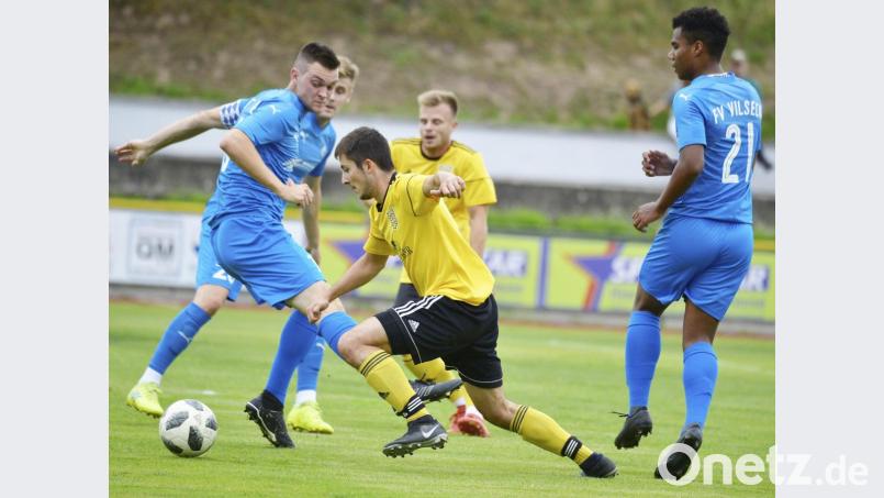 Der vom 1. FC Edelsfeld zum SV Hahnbach gewechselte Torschütze Simon Ströhl (Mitte) wird vom Vilsecker Kapitän Frederic Pröls (links) angegriffen. Die Vilsecker Deandre Choice (rechts) und Dominik Kozisek (links hinten) sowie der Hahnbacher Tobias Hüttner (Mitte hinten) sind aufmerksame Beobachter der Szene. Bild: Hubert Ziegler