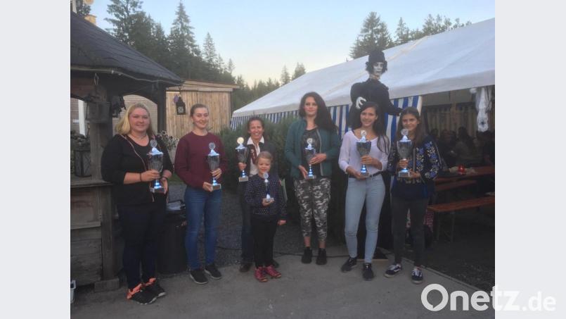 Über ein außergewöhnliches Turnier freuten sich (von links) 
Sophia Völkel, Lisa Heinold, Birgit Braun, Felicitas Frenzel, Klara Pickelmann-Miranda, Marlin Kammerer und Lisa Gebhardt. . Bild: exb