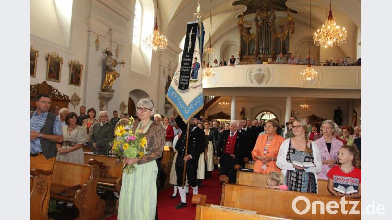 Der Verein zieht in die Kirche ein Bild: ral