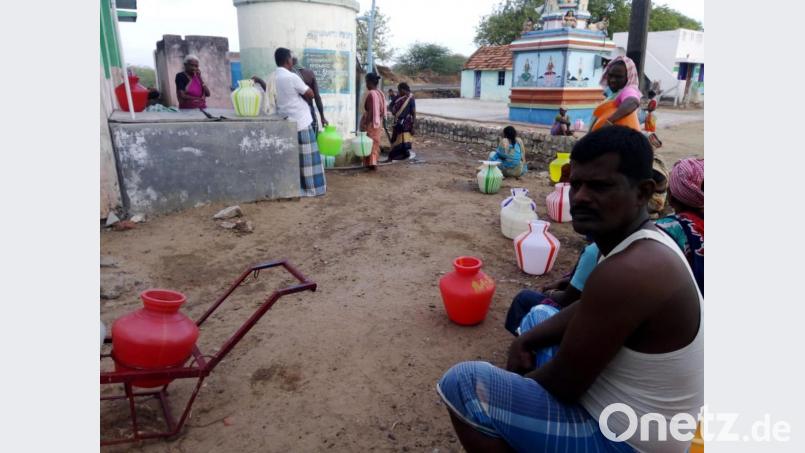 Mit Wagen müssen die Menschen in Thimmapatti das Wasser aus dem Nachbarort nach Hause transportieren. Bild: exb