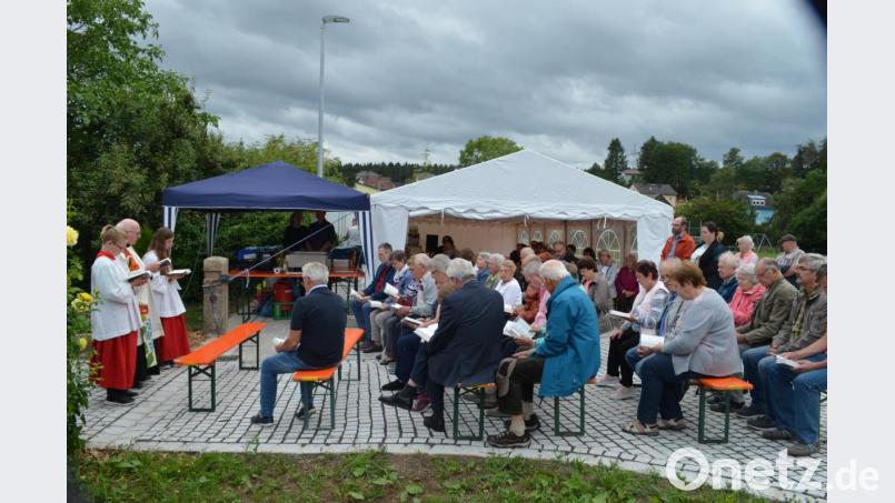 Mit einer Andacht beginnt das Fest auf dem neu gestalteten Kapellenplatz. Bild: fz