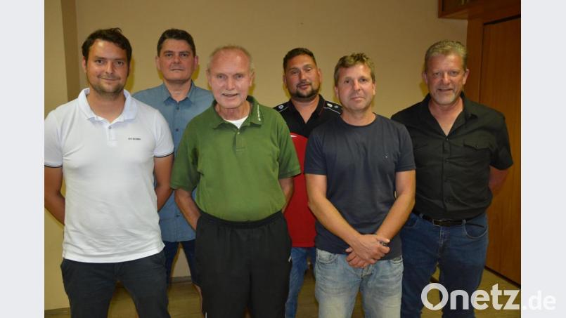 Einige Änderungen brachten die Neuwahlen in der Vorstandsriege des SV Pechbrunn-Groschlattengrün. Im Bild (von links) der neue Zweite Vorsitzende Patrick Lang, Markus Renner, Vorsitzender Karl Hindringer, Johannes Leipold, Marc-Andre Grundl sowie Ehrenamtsbeauftragter und Wahlleiter Roland Zeitler. Bild: jr