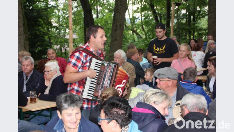Alleinunterhalter Simon Strohmaier sorgte für eine prächtige Stimmung beim 8. Mühlbühlfest des FC Tirschenreuth. Bild: kro