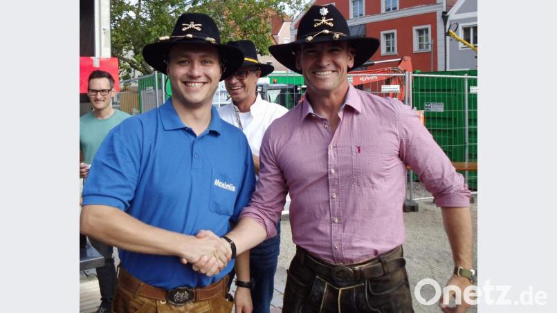 Für seine Verdienste um die Pflege der Freundschaft zwischen der First Squadron des Second Stryker Cavalry Regiments und dem Musikzug zeichnete Lieutenant Colonel Timothy Wright (rechts) den Musikzug-Vorsitzenden Maximilian Stein (links) mit einem Original-Cavalry Stetson aus. Bildmitte: Bürgermeister Hermann Falk, dem diese Ehre bereits früher zuteil wurde.. Bild: u