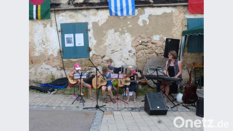 Fast sind die Instrumente noch größer als manche Musiker, aber Potenzial steckt zweifellos in der Gitarrren-Gang von Melanie Schmidt. Bild: fm