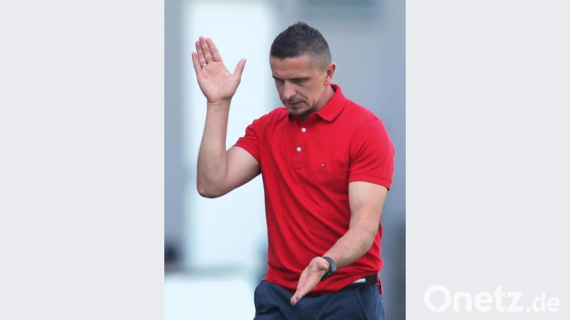Der Regensburger Trainer Mersad Selimbegovic erwarb mit seiner Wechselpolitik kein Ruhmesblatt. Bild: Daniel Karmann/dpa