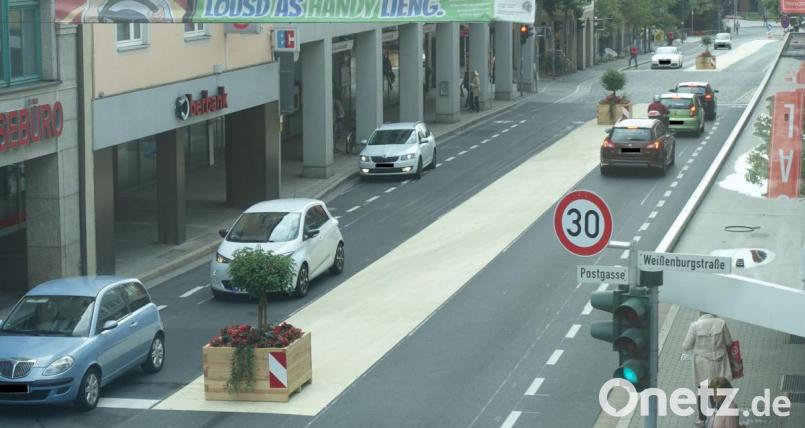 Doppelt gemoppelt: Tempo 30 und Ampelregelung in der Sedan- und Dr.-Pfleger-Straße. In der nächsten Woche wird zumindest die Ampel am Issy-les-Moulineaux-Platz zur Bedarfsampel umgebaut. Und schon wieder, wahrscheinlich aus alter Gewohnheit, wird in der Sedanstraße geparkt – diesmal auf dem neuen Radlerschutzstreifen und damit eben nicht mehr erlaubt. Bild: Josef Wieder