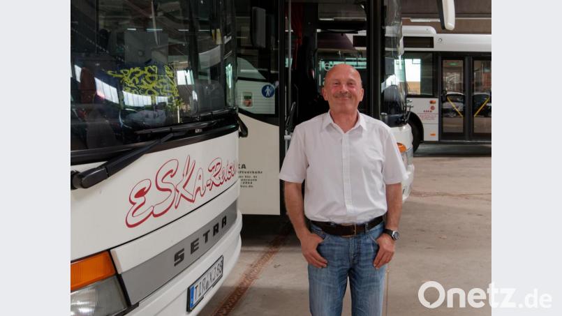 Kemal Salman mit seinem Arbeitsgerät. Busfahren ist für ihn das Höchste. Vier Millionen Kilometer hat er bereits zurückgelegt – unfallfrei. Bild: tr