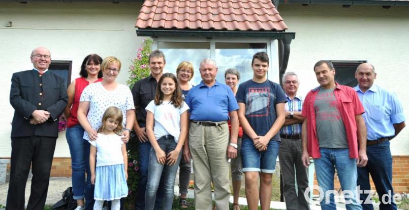 Siegfried Winderl (vorne, Mitte) feierte mit Familie 80. Geburtstag. Dazu gratulierten ihm Bürgermeister Max Völkl (rechts), Pfarrer Wilhelm Bauer (links), Paul Braun und Hedwig Haberl (hintere Reihe, Zweiter und Dritte von rechts) für den OWV Tännesberg. Bild: es