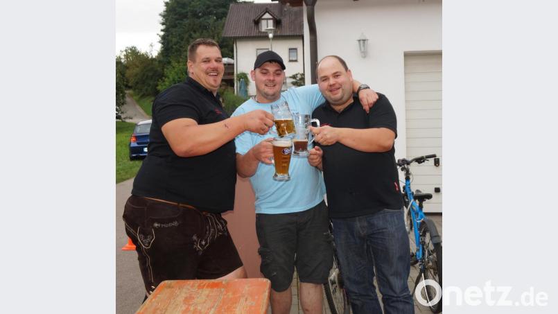 Vorsitzender Peter Schwendner und sein Stellvertreter Jürgen Süß stießen auf ein gelungenes Fest an. Bild: weu