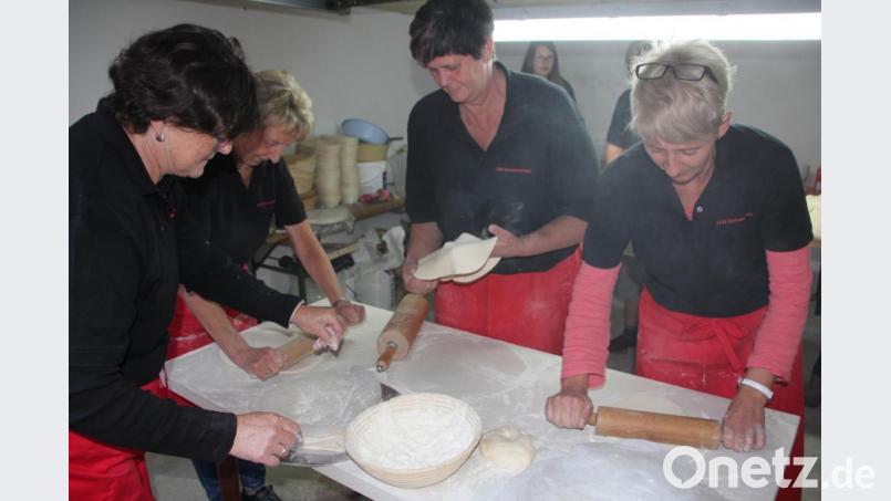 Der Pizzateig wird zubereitet. Bild: kro