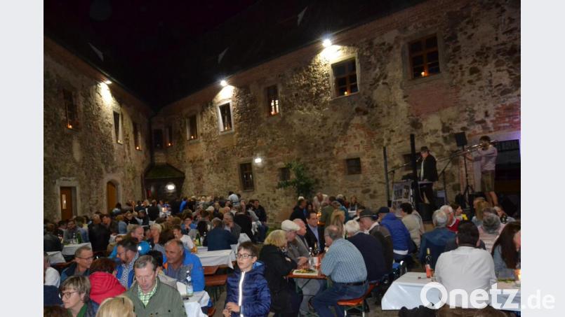 Viele Besucher kamen zum Weinfest im Schloss Burgtreswitz. Das Duo „Benni &amp; Ritsch“ spielte den ganzen Abend bestens auf und wurden mit Beifall belohnt. Bild: gi