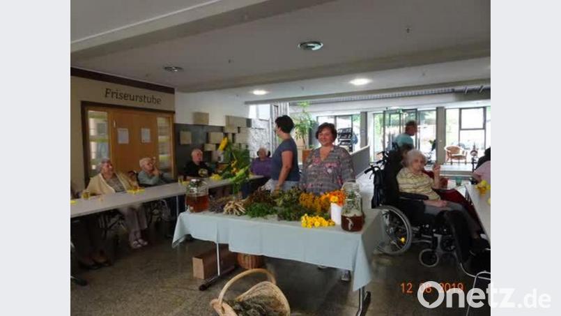 Cornelia Stahl berichtete bei dem Treffen im Seniorenzentrum Haus Mühlbühl über den Brauch des Kräuterbuschenbindens. Bild: Bayerisches Rotes Kreuz/exb
