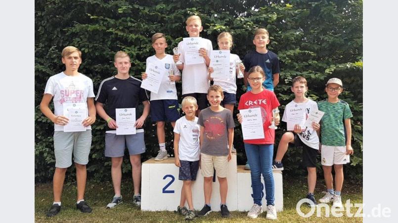 Emma Geiß (hinten, Zweite von rechts), Valentina Schmid (vorne, Dritte von rechts) und Jonas Schicker (hinten, Dritter von rechts) vertraten die Mitterteicher Tennisspieler hervorragend Bild: exb
