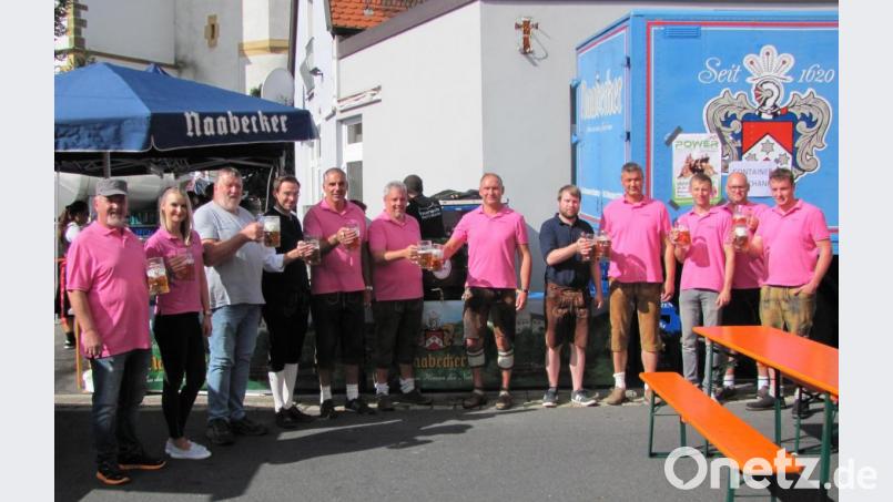Kartellvorsitzender und Bürgermeister Richard Kammerer (Sechster von rechts) zapft das erste Fass Naabecker Festbier an. Die Vorstandsmitglieder des Vereinskartells und Landtagsabgeordneter Stephan Oetzinger (Vierter von links) stoßen auf ein harmonisches Bürgerfest an. Bild: sei