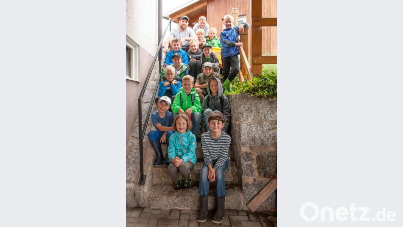 Die Kinder verbringen beim Ferienprogramm einen Tag mit Jugendwart Fabian Waldmann vom Fischereiverein Pressath. Bild: exb