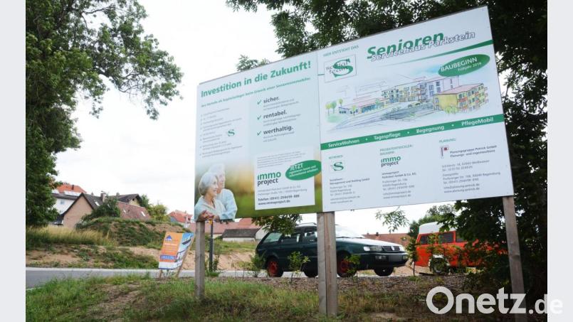 Seit über einem Jahr wäre das Areal hinter dieser Tafel baureif. Der Investor zögert sein Seniorendomizil jedoch weiter hinaus. Er hofft auf sinkende Baupreise im kommenden Jahr. Bild: Gabi Schönberger
